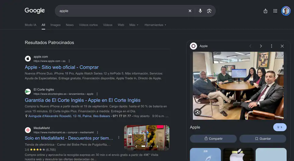 Resultados de Google para la búsqueda “apple” en modo incógnito: el panel de Apple muestra un bote de pintura Flügger Flutex Pro 5